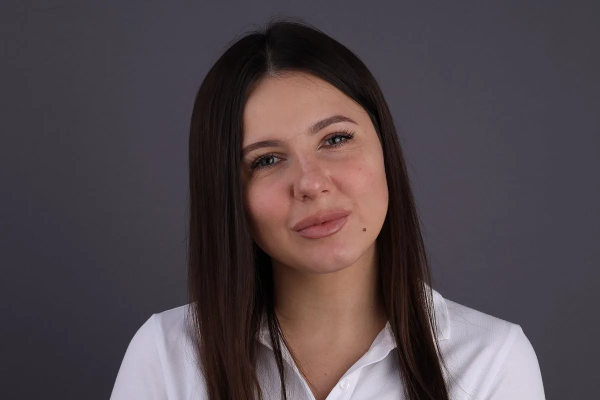 Специалист ADN Clinic улыбается